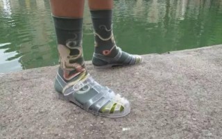 足球配拖鞋穿袜子吗男生，足球配拖鞋穿袜子吗男生图片