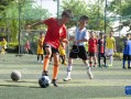 在公园里能踢足球吗，在公园里能踢足球吗英语
